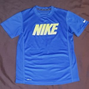 🏷 Nike Dri‐Fit Short Sleeve Shirt